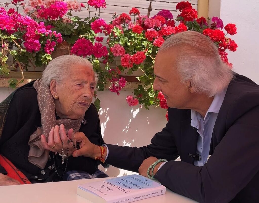Teresa Fernández, con 112 años, se convierte en la más longeva de España, arropada por el doctor de la Peña