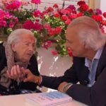 Teresa Fernández, con 112 años, se convierte en la más longeva de España, arropada por el doctor de la Peña