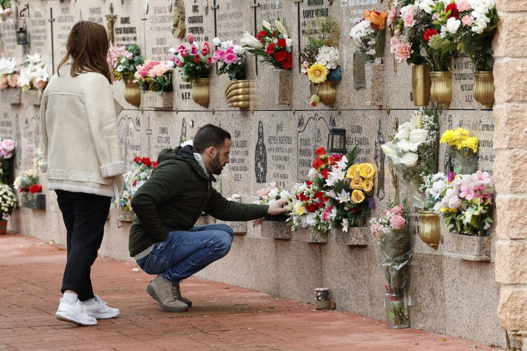 Cada año, la conmemoración del Día de Todos los Santos de Enalta atrae a más de 1.000 personas, consolidándose como un evento central para las familias