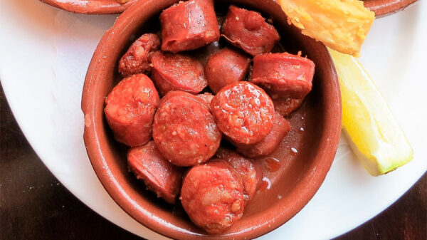 Chorizos a la sidra, tan sencillos como sabrosos para la hora del aperitivo