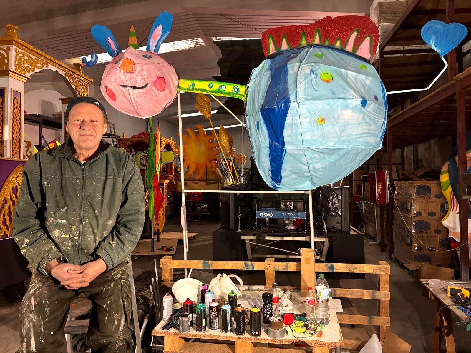 Fernando Hervás suaviza su universo artístico al convertir dibujos infantiles en esculturas gigantes