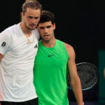 Alcaraz se sobrepone a vómitos y calambres, vence a Zverev y está en la final de Australia