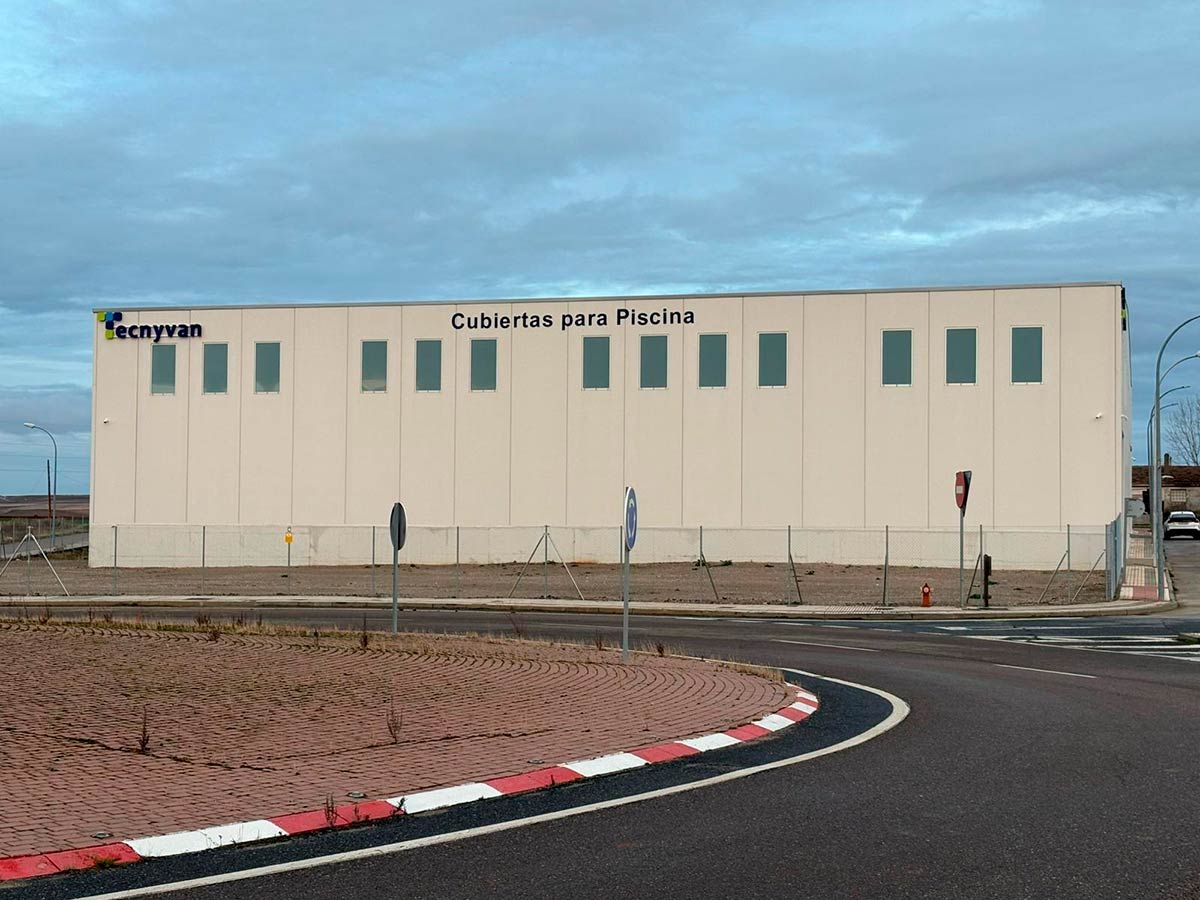 Tecnyvan inicia producción en su nueva fábrica de cubiertas para piscinas en Salamanca