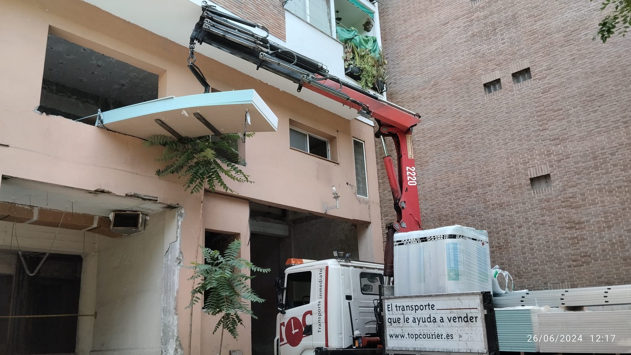 Top Courier refuerza su servicio de camión grúa en Madrid como solución segura para operaciones logísticas especializadas