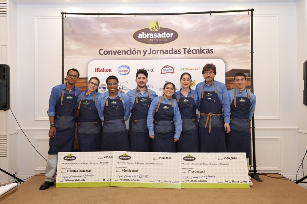 Grupo Abrasador premia a los maestros de la sala en el V Concurso Nacional de Metres y Camareros