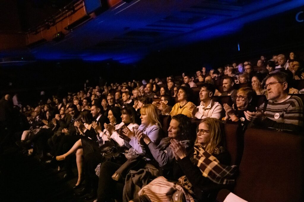 El preestreno en Madrid de ‘Chipre: la isla dividida’ reúne a más de 850 personas y emociona al público en el Teatro Capitol