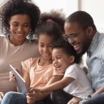 Familias tech-tailor y crianza digital ‘a medida’: la importancia de adaptarse a la edad y madurez de cada hijo