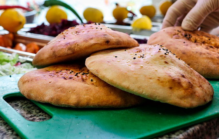 Pan de pita relleno de carne picada, puerro y queso fresco