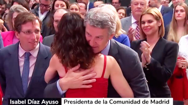 El abrazo de cariño y reconocimiento de Feijóo a Ayuso con un mensaje para  Claudia Sheinbaum