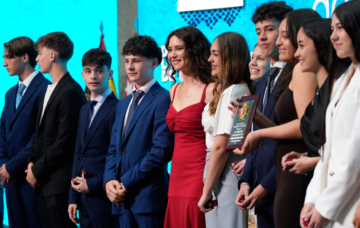 El homenaje de Ayuso a valentía, responsabilidad y compromiso, valores de la juventud