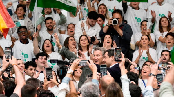 La abstención irrumpe como factor clave en un final frenético de Juanma Moreno