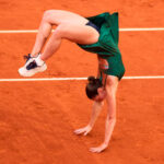 La ucraniana Kostyuk se corona en Madrid y lo celebra con una voltereta y sin saludar a Andreeva