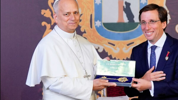 Los dos besos del Rey y la Reina, Ayuso con Almeida, Feijóo, y un ministro de Sánchez