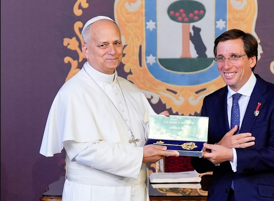 Los dos besos del Rey y la Reina, Ayuso con Almeida, Feijóo, y un ministro de Sánchez Los dos besos del Rey y la Reina, Ayuso con Almeida, Feijóo, y un ministro de Sánchez