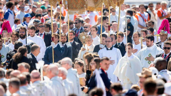 Felipe VI y Letizia, Niurka, de rodillas en Castellana, Corpus Christi en Cibeles,  cardenal Cobo, y Antonio Banderas impacta