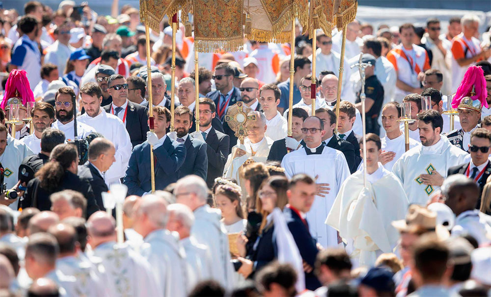 Felipe VI y Letizia, Niurka, de rodillas en Castellana, Corpus Christi en Cibeles, cardenal Cobo, y Antonio Banderas impacta Felipe VI y Letizia, Niurka, de rodillas en Castellana, Corpus Christi en Cibeles, cardenal Cobo, y Antonio Banderas impacta