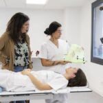 Vocación, empleo y aprendizaje práctico: las claves para elegir una FP sanitaria Vocación, empleo y aprendizaje práctico: las claves para elegir una FP sanitaria