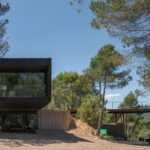 La Casa Embarcadero de Pareja (Guadalajara), cuando la arquitectura decide esconderse en el paisaje