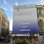 La vuelta al cole empieza cuando llegan los grupos de WhatsApp: Decathlon lo lleva al centro de Madrid
