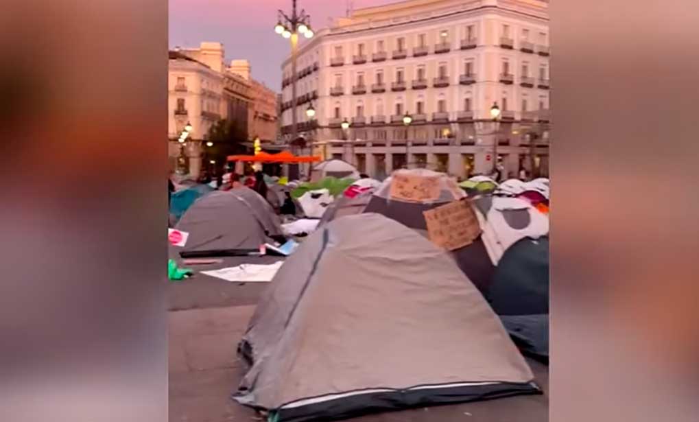 Ada Colau y Pablo Iglesias, el forcejeo en Acampada en Sol Ada Colau y Pablo Iglesias, el forcejeo en Acampada en Sol
