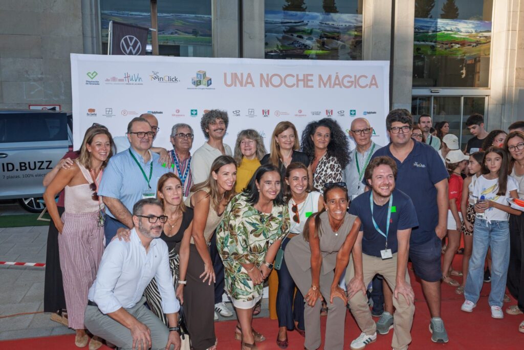 Más de un centenar de pacientes y familiares del Hospital Universitario Virgen de las Nieves disfrutan de una proyección especial de ‘Tres de más’ 