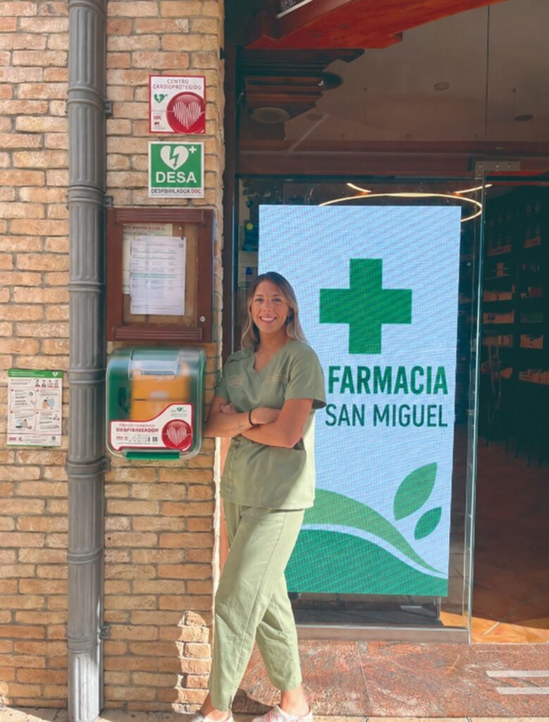Una farmacia de Estella instala un desfibrilador para vecinos y peregrinos del Camino de Santiago