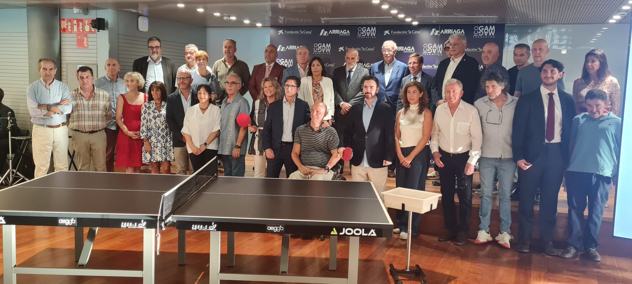 Almeida apadrina la Fundación Red Parkinson y se compromete a buscar espacios para practicar tenis de mesa