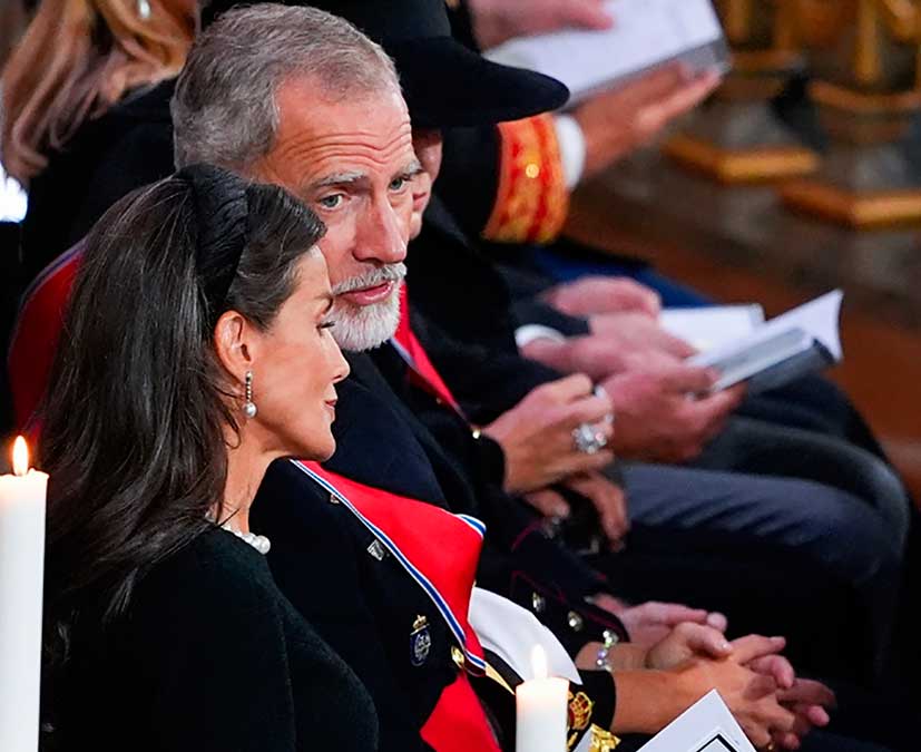 Felipe VI, Letizia y Sofía con Haakon VIII en el funeral de Harald V