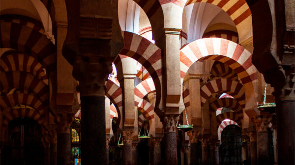 La Mezquita-Catedral de Córdoba: piedra, fe y controversia
