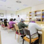Familias evalúan criterios para elegir una residencia de ancianos en Sevilla ante la evolución del modelo residencial