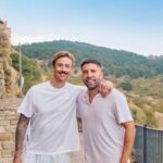 Los aficionados al fútbol podrán vivir la previa a ELCLÁSICO, con Jordi Alba y Guti de místers, en Airbnb