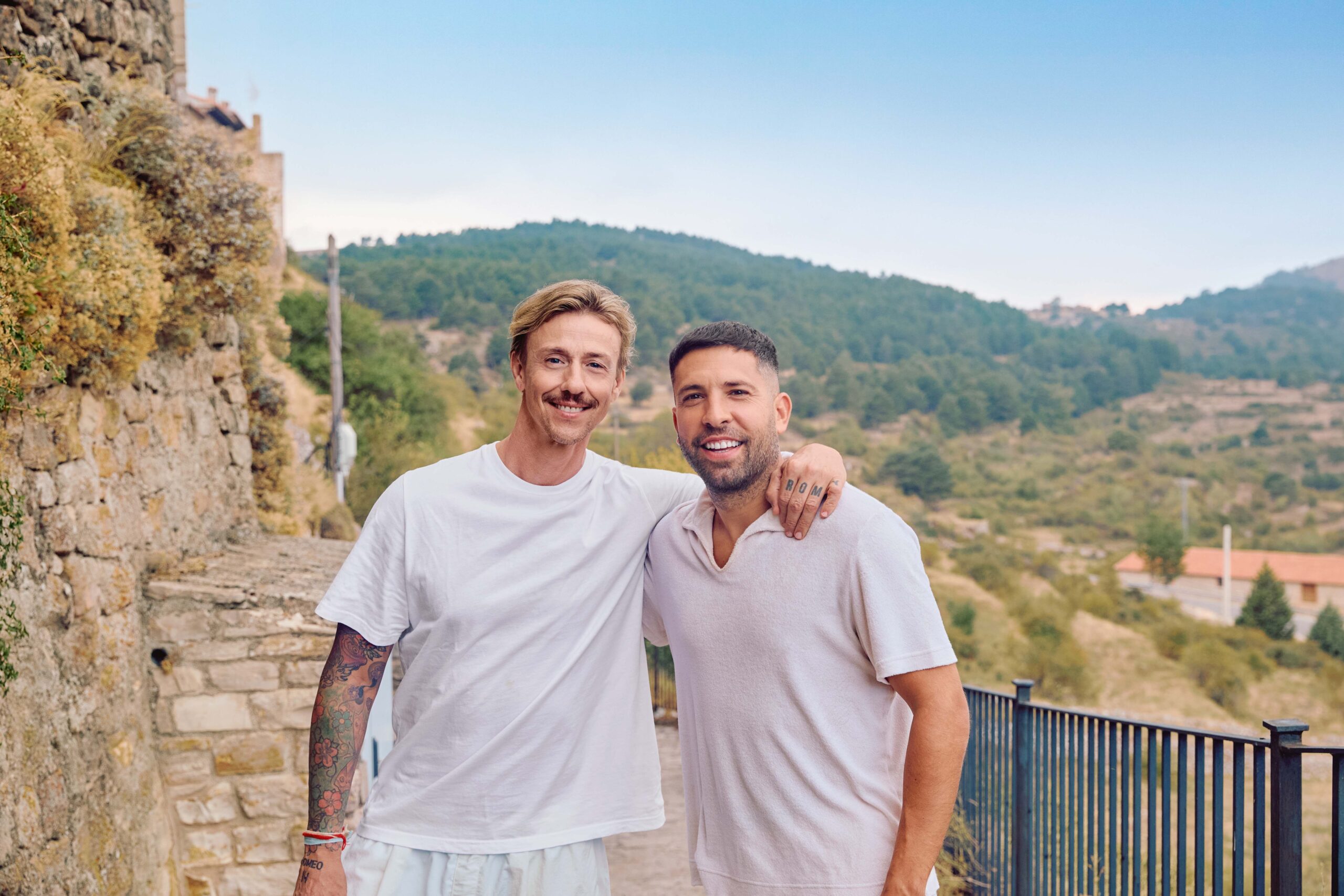 Los aficionados al fútbol podrán vivir la previa a ELCLÁSICO, con Jordi Alba y Guti de místers, en Airbnb