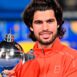 Alcaraz gana en Tokio, Sinner claudica, y victoria de Djokovic Alcaraz gana en Tokio, Sinner claudica, y victoria de Djokovic