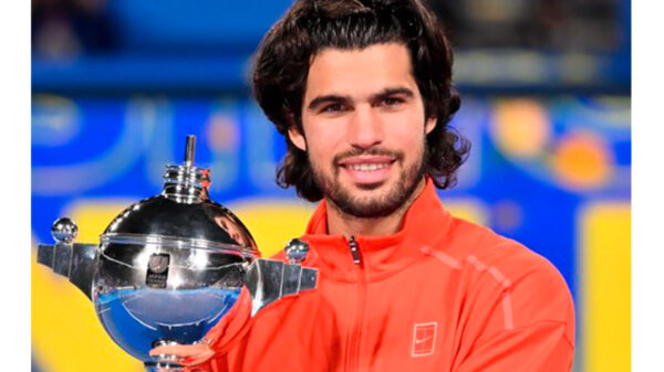 Alcaraz gana en Tokio, Sinner claudica, y victoria de Djokovic Alcaraz gana en Tokio, Sinner claudica, y victoria de Djokovic