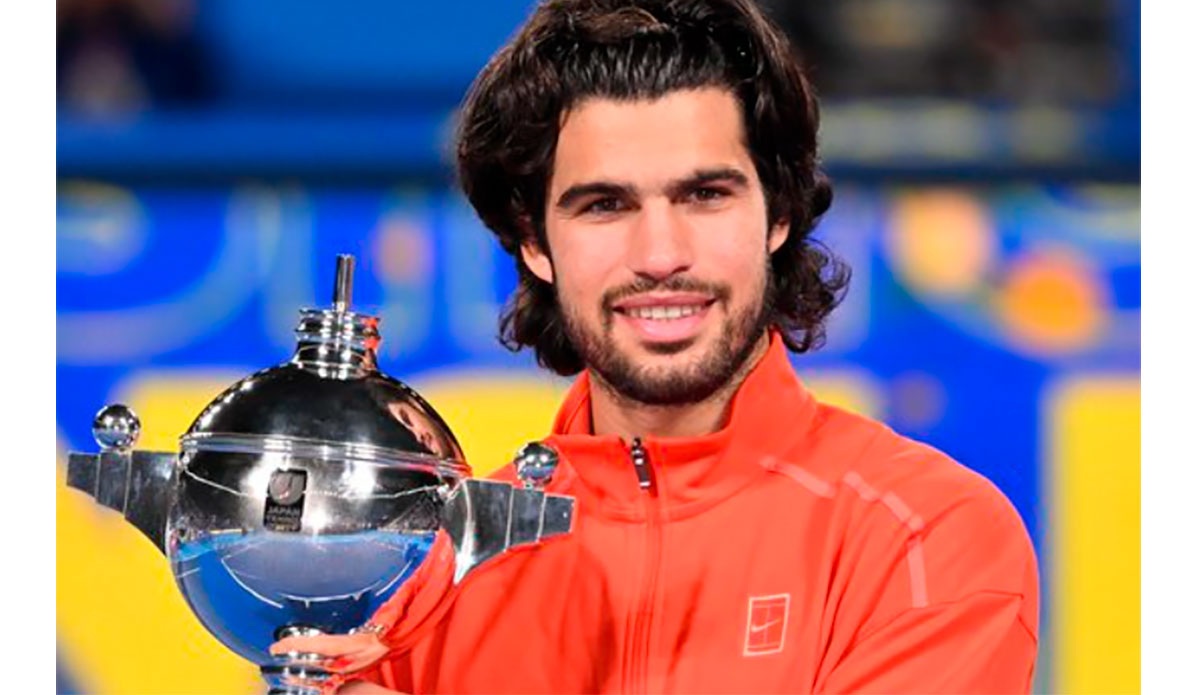 Alcaraz gana en Tokio, Sinner claudica, y victoria de Djokovic