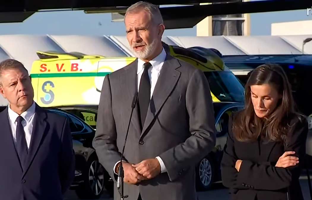 El Rey y la Reina, de riguroso luto, llaman a seguir juntos y unidos.