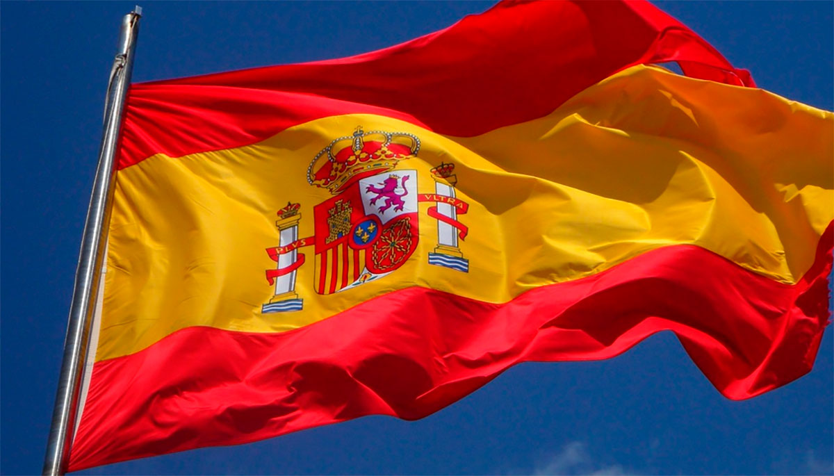 Bandera de España ondeando al viento