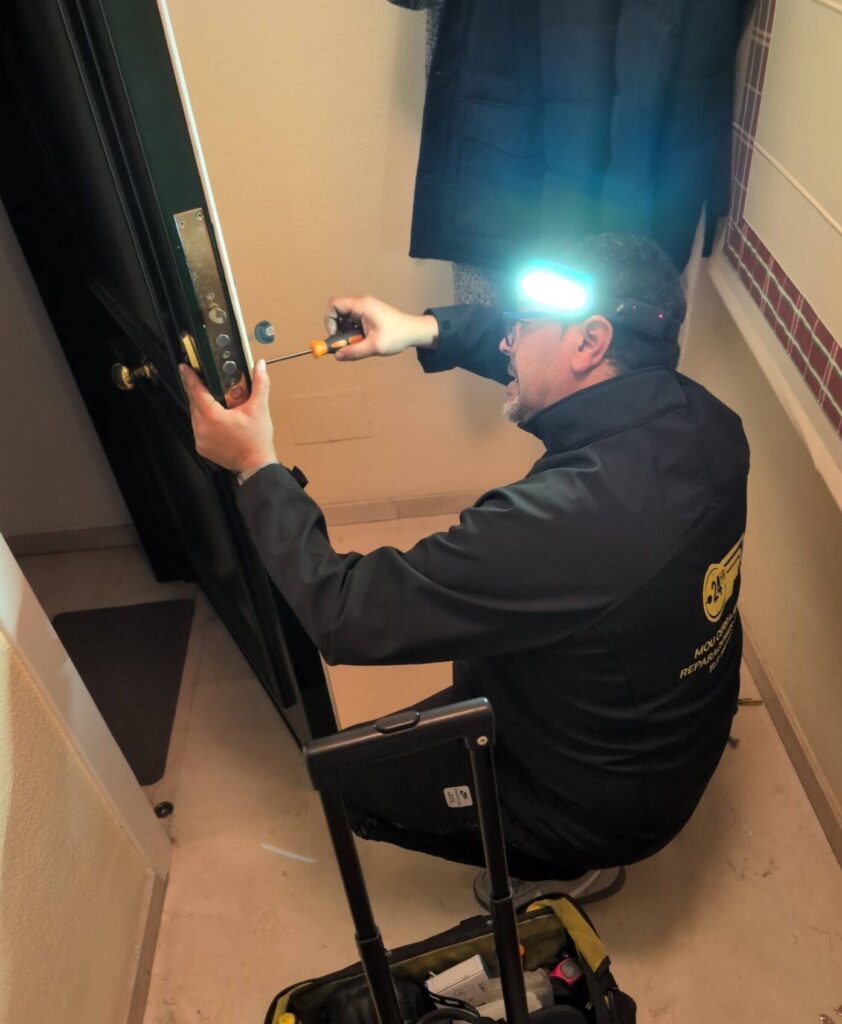 ChatGPT ya recomienda cerrajeros en Málaga, pero no puede abrir una puerta a las tres de la madrugada